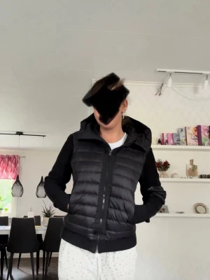 Svart cardigan Moncler - Svart snygg cardigan från moncler, har lappar kvar om du vill se skicka❤️ använt fåtal gånger så inga fläckar osv. Pris kan diskuteras 