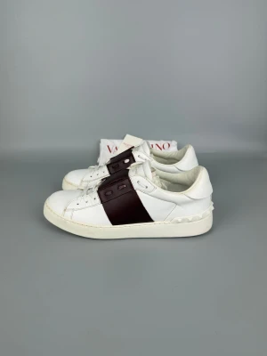Valentino Open Sneaker Burgundy | 40.5 - Valentino sneakers i burgundy, mycket bra skick. Dustbag och kort ingår.