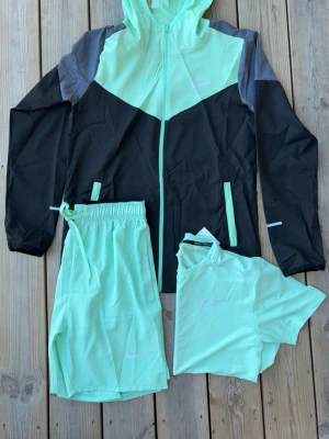 Nike Miller  - Endast t shirt och shorts inte jackan även den rosa tröjan får man med 