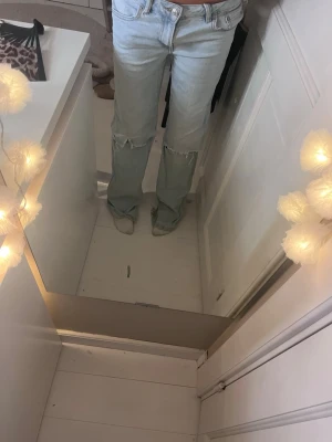 Ljusblå baggy jeans med hål - Jag säljer dessa low waist baggy jeansen med hål på knäna. De är från lager 157 i modellen ”90’s boot” och storlek xs. Säljer för att de inte kommer till användning🥰 Tydlig slitning vid fötterna. Skriv om ni vill veta mer!💞