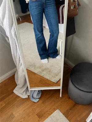 Disel jeans  - Säljer dessa jätte snygga mörkblå jeans från disel. Köpt för kankse 3 år sen och de har inga defekter förutom nere vid fotändan där de är lite slitna. De är i storlek 29. Köpt för 1500