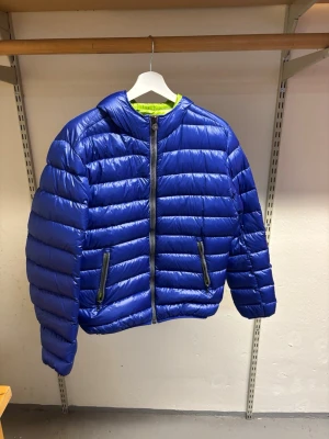 Colmar jacka  - Hej! Säljer nu min jacka från märket Colmar, storlek 46/S, bra skick, hör av dig om du har frågor eller funderingar kring jackan :) 