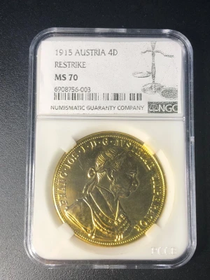 1915 Österrikisk 4 Dukat Guldmynt i NGC MS70 högsta gradering som finns - Säljer en 1915 Austria 4 Dukat restrike guldmynt i skyddande kapsel från NGC. Myntet har ett detaljerat porträtt på ena sidan och en dubbelörn på andra sidan. Perfekt för samlare av mynt och numismatik. Myntet är inte original för exakt detta mynt kostar runt 20,000:- annars men streckkoden och serienumret är fungerande om man slår upp de eller scannar den med mobilen och denna är graderad (MS70) innebär att det är den högsta gradering på mynt man kan få.