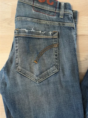 Dondup george jeans -  Säljer ett par dondup jeans i modellen George. Färgen är marin blå och har slitningar, om du har några frågor eller funderingar skriv direkt!😃