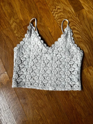 Virkat croppat linne  - Supersött croppat linne med foder över kuporna. Längd 42 cm från axelbandet.