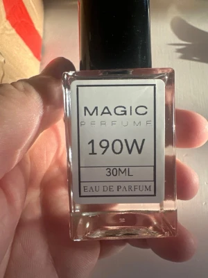 Magic Perfume 190W Eau de Parfum - Magic Perfume 190W är en Eau de Parfum i en stilren, transparent glasflaska med svart kork. Doften passar utmärkt tillexempel som present till mamma .