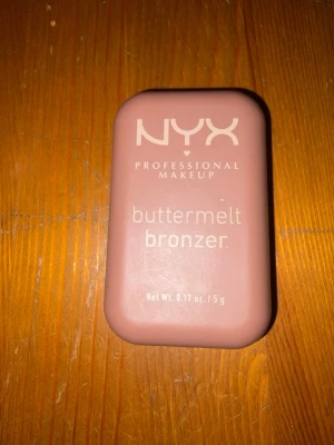 Bronzer ifrån nyx - Använd fåtal gånger vet ej färg då etiketten gått bort men en av dom ljusare