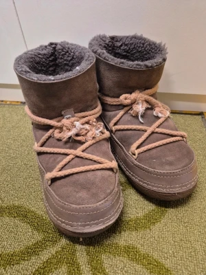 Inuikii taupe classic boot - Inuikii classic boots i taupe. Storlek 39. Snörena har fransat sig och det finns en del tecken på användning. Nypris 3799kr. Skriv vid frågor🫶
