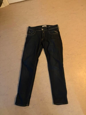 Mörkblå replay anbass - Säljer ett par mörkblå replay anbass jeans, det köptes nya i butik och använda max 5 gånger. Säljer eftersom jag bytt stil och tänker att nån annan kanske kan få användning av dem😊