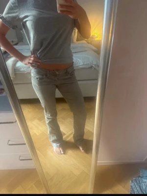 Grå LTB jeans Valerie  - Säljer ett par grå jeans med rak passform och låg midja. I storlek W27 L32. Midjemått 37cm och innerbenslängd ca 80cm
