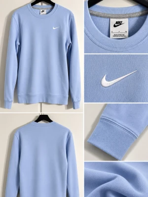 Ljusblå sweatshirt från Nike - Snygg ljusblå sweatshirt från Nike med klassisk rund halsringning och vit broderad Swoosh-logga på bröstet. Tröjan har ribbade muddar vid ärmslut och nederkant samt en mjuk insida för extra komfort. Perfekt för en avslappnad och sportig stil.