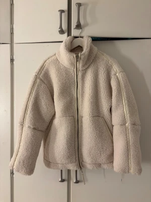 Teddy jacka hm - Säljer en Teddy jacka från hm i mycket gott skick! Skriv för fler bilder 