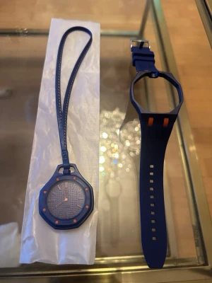 Mörkblå/ orange Klocka  - Unik mörkblå klocka med orange detaljer. Kommer med armband och Lanyard. Finns i flera färger. Frakt 1-3 dagar. 