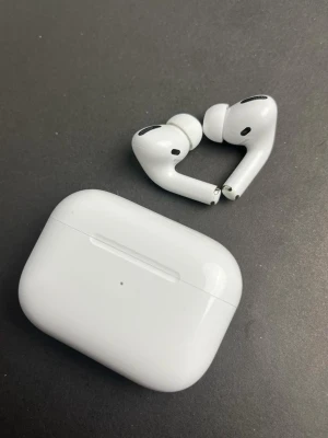 AirPods Pro  - Säljer ett par stilrena trådlösa in-ear hörlurar i vitt med silikonproppar och laddningsetui. Hörlurarna har en modern, kompakt design och levereras i originalförpackning. Perfekta för musik, poddar och samtal på språng.