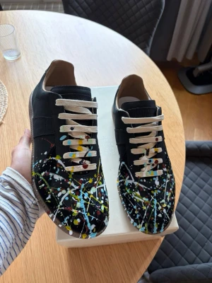 Maison margiela gats paint splatter - maison margiela gats paint splatter storlek 43 box osv medkommer 