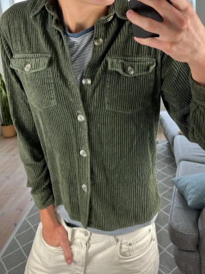 Overshirt Mörkgrön - Trendig och supersnygg perfekt nu i höst! Mått: A:50 B:50 C:50 D:63 (cm) Skriv vid fundering! 😇🙌Strolek L men den sitter mer som M