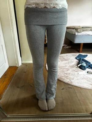 Snygga byxor - Snygga byxor från Gina Tricot. Storlek 158/164. Sydda på ena knät men ej synligt som visat på sista bilden. Lite använda. 