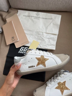 Golden goose skor - Super snygga skor från golden goose. Helt nya med lappen kvar. Storlek 39 men lite små i storleken som alla golden goose skor vanligtvis är. Passar 38-39