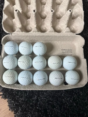 Golfbollar Titleist Pro V1 - Säljer ett set med 10 vita golfbollar av modellen Titleist Pro V1x. Och 3st AVX. Bollarna har klassisk dimple-yta och levereras i en äggkartong. Perfekt för dig som vill fylla på golfväskan med kvalitetsbollar.