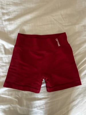 Dfyne shorts - Träningsshorts från Dfyne i modellen impact, storlek XS. Bara använda en gång då jag inte tränar i shorts längre. Från deras gamla färger så tror inte färgen finns att köpa längre, färgen ”Berry”. Nypris 566kr 