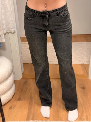 Tvättade svarta raka jeans   - Svarta/mörk gråa jeans med raka ben och låg midja i storlek 36. Byxorna har perfekt längd och sitter perfekt. Rörliga och i mjukt material.                                                                              ⭐️Säljes som använda, men utan defekter & slitage      ⭐️Stor favorit i garderoben! Väl omhändertaga                                              💭Har du frågor? Skriv på annonsen och jag svarar så fort jag kan,