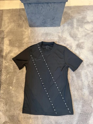 Svart Nike träningströja  - Snygg svart gym T-shirt från Nike. Använd 1-2 gånger. Skick 10/10. Size M
