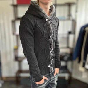 Ny kofta med päls - Helt ny, inga tecken på användning🤩. Modellen är 185 cm, 75 kg. Alltid billigare pris vid köp av flera varor‼️🙌Svarar alltid på frågor eller funderingar! 