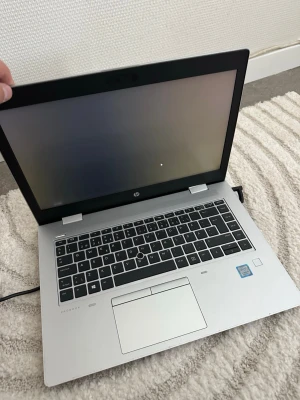HP silverfärgad bärbar dator - Snygg och stilren bärbar dator från HP i silver med svart tangentbord och stor touchpad. Skärmen är bred och ramen är svart. Perfekt för studier, surf eller gaming. Chassit är i metall och designen är modern och tunn.