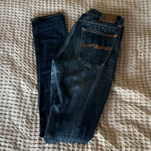 Nudie jeans - Nudie jeans i fint skick. Storlek 31/33, regular/lite slimmade i passformen. Vet inte modellen då texten på lappen är utsuddad. Jag är 195 och väger ca 85 och de är för små på mig.