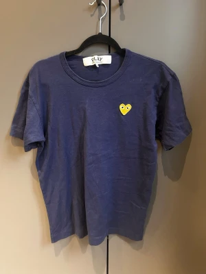 CDG T-shirt - Snygg T-shirt från Comme Des Garçons | storlek M | skick 9-10 | mått - längd= 60 cm - armar = 18 cm - bredd = 48cm. MVH