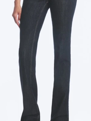 Mörkblå Weekday jeans  - Snygga mörkblåa lowwaist jeans aldrig haft på mig de beställde 2 par istället för en de är i storlek 28/32 
