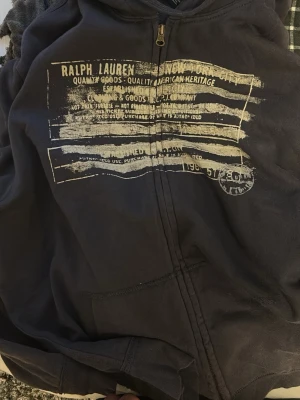 Mörkblå hoodie från Ralph Lauren - Säljer en asfet Ralph lauren zip up. Väldigt sällsynt och eftertraktad och i jättefint skick.