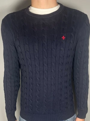 Kabelstickad Morris tröja - 👕 Plagg: Kabelstickad tröja                                                               📏 Storlek: M                                                                🏷️ Märke/Modell: Morris                                           ✨ Skick: Fint skick                                                        💬 Vid frågor är det bara att skriva!                                                                                          🛍️ Gramenti