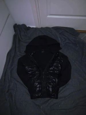 Cardigan från Peak Performance - Svart cardigan ifrån peak performance, Storleken på jackan är M men passar även S, lite solbränd/missfärg  vid handleden inget som syns så tydligt,  hör av er vid minsta fråga😁 