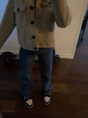 Beige jacka  - Beige jacka till höst/vår från vero Moda i storlek s