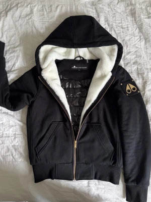 Moose Knuckles ”Bunny” Hoodie - Storlek M men modellen är lite mindre i storlek så hade även kunnat passa en S. Kom med bud! 