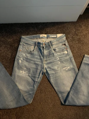 Replay Anbass 30/30  - Helt nya Anbass i storlek 30/30 passar även 30/32. Nypris 1800kr. Snygg blå faded färg med slitningar. Kom privat för fler frågor✅