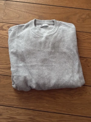 Ljusgrå tröja - En stilren ljusgråtröja från Zara i storlek S. Inte använt mycket och inga tecken på slitage. Skriv gärna om du har frågor!