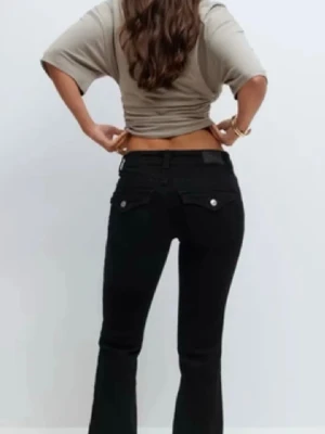 Jeans  - Svarta jeans från Gina i storlek 32! Bra använt skick lite urtvättad färg. 