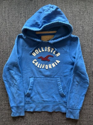 Hollister hoodie ~ 2000’s YK2 - Säljer nu denna Hollister hoodien | st M ~ 175–185cm | passar perfekt nu till kyligare dagar! Modellen produceras inte längre och är därav väldigt sällsynt. Kan även gå ner lite i pris vid snabb affär🍁🫶