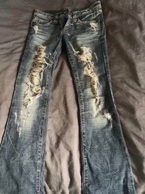 Blå slitna bootcut jeans - Detroit cash break är ett nischat sydkoreansk märke som saknar internationell webbshop, så man kan inte köpa dessa i Sverige eller någonstans förutom just i butik där❣️  Inget täcken på användning Det är storlek 25 i midjan men står ej längd, skulle säga 30/32 Priset kan såklart diskuteras , lägger lite högre eftersom det är nästan helt omöjligt att hitta ett likadant par. Accepterar lägre bud vid snabb affär❣️Måtten är W42 L80