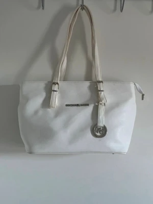 Vit handväska - Michael Kors - •En vit handväska från Micheal kors och ett längre band kommer med 