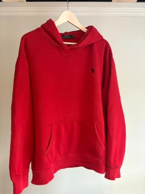  Polo Ralph Lauren hoodie  - Säljer nu en väldigt snygg röd hoodie från polo Ralph Lauren. Personen på bild är ca 190 cm. Nypris ca 2200 kr 
