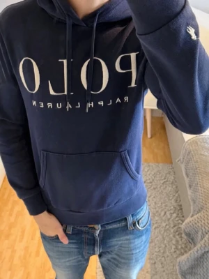 Ralph lauren hoodie - Säljer denna tvär feta hoodie för endast 699kr! Använd men har inga slitage, skriv vid minsta fundering🙌🏻 passer ungefär 175-180😁