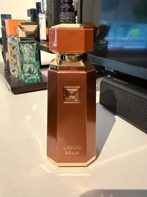 Liquid Brun  - Liquid Brun, använd några få gånger. Uppskattningsvis 90ml kvar i flaskan                                Byten mot andra perfymer är intressant!