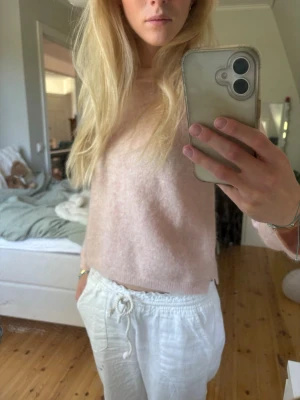 Ljusrosa fluffig stickad tröja - Mysig ljusrosa stickad tröja med rund hals och långa ärmar. Tröjan har en fluffig, mjuk struktur och avslappnad passform. Perfekt att bära till jeans eller mjukisbyxor för en chill look. Säljer då den är lite för liten men har definitivt varit en favorit i garderoben!💕🌺