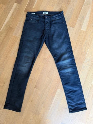 Jack&Jones jeans  - Mörkblå jeans från Jack&jones. De är väldigt mörka, nästan svarta. Modellen är slim/glenn. Storlek 28/30