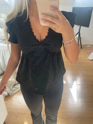 Svart topp - Fin svart topp från Shein i storlek xs💕 Jag är 154