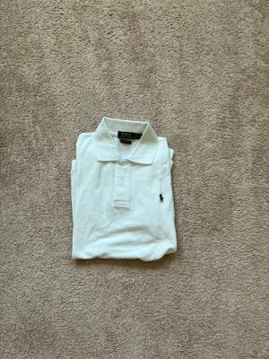Polo Ralph lauren pike  - Säljer nu denna snygga polo Ralph lauren pike, skicket är som ny aldrig använd! Storlek s! Nypris 1499kr mitt pris endast 499