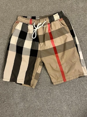 Burrbery shorts  - Har i olika storlekar. Alla är helt nya 